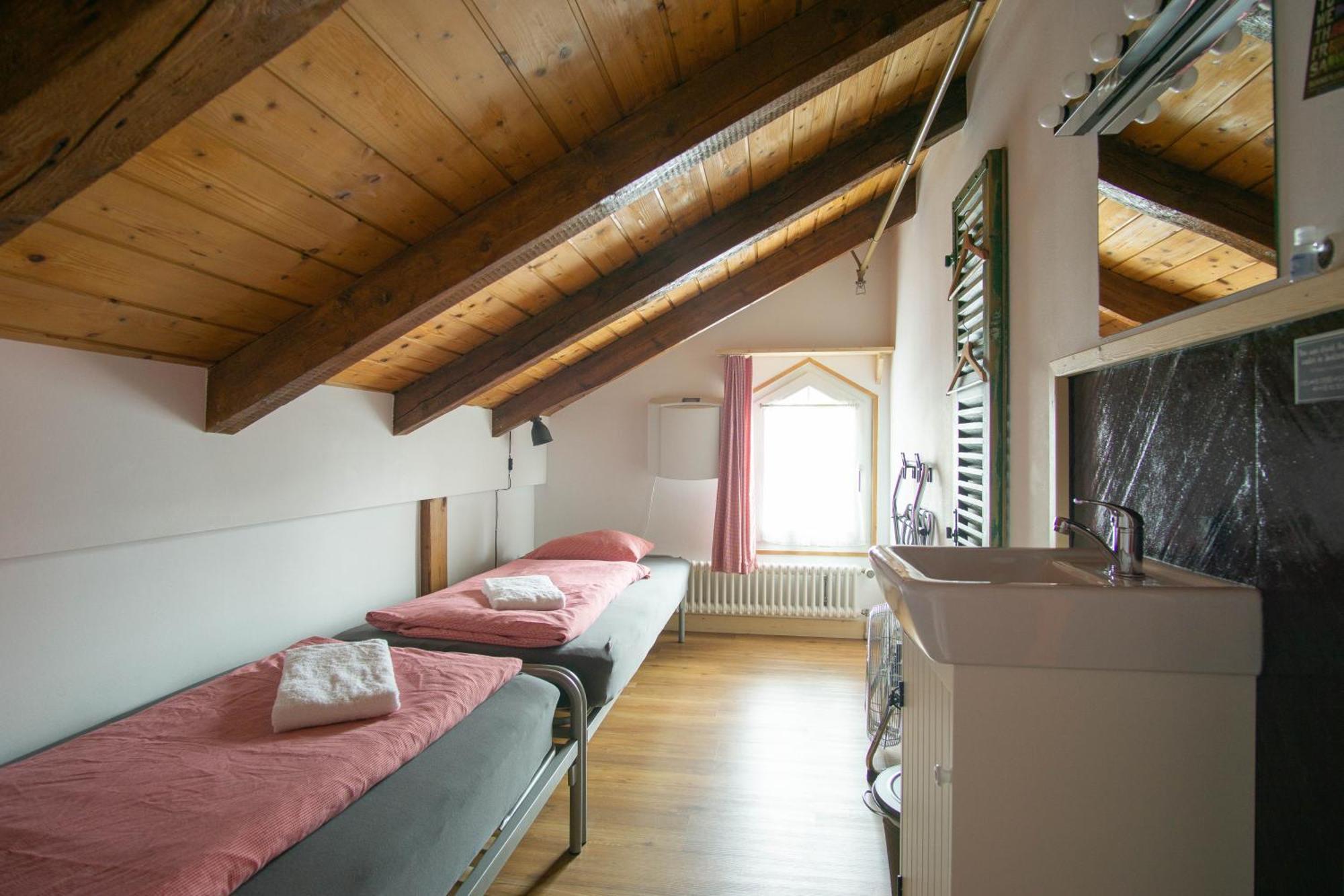 Balmers Hostel Unterseen Kamer foto